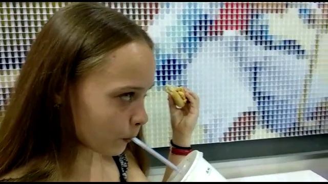 Внуки в Макдональдсе.