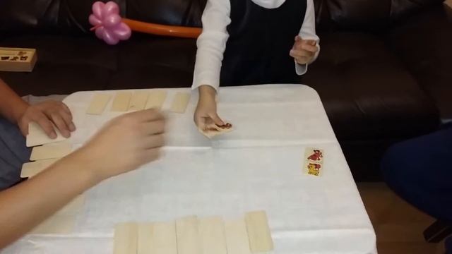 Vlog Адели играет в детское домино (Adely Is Playing In Domino)