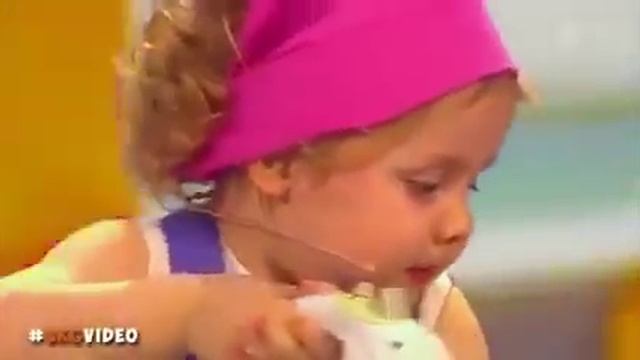 Лучше всех! Маленькая девочка подумала что камера это динозавр