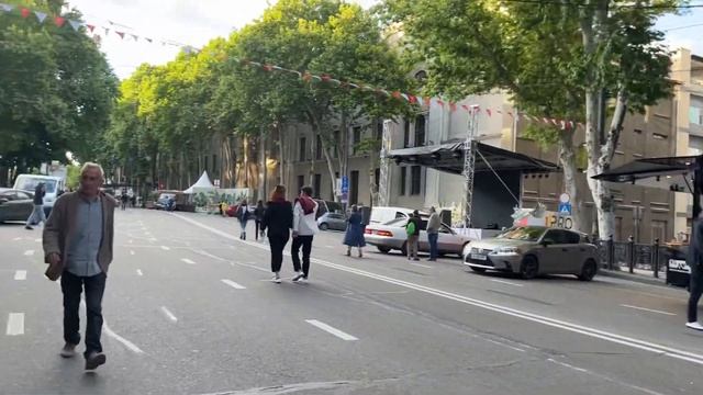 Тбилиси. Что происходит на проспекте Руставели. Подготовка к празднованию 26 мая.
