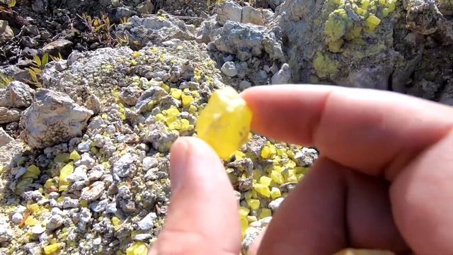 За крупными кристаллами серы