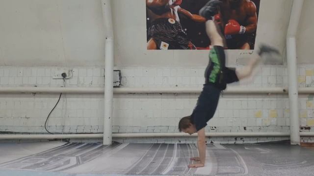 Ходьба в стойке на руках