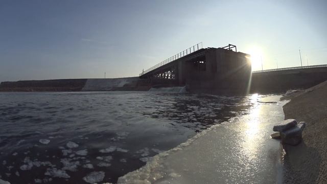 Мокша у города Краснослободска, зимний пейзаж, плотина, 27 декабря