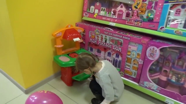 Катя делает покупки куклу Монстер Хай и кассовый аппарат Shopping Toy In Kid's Store