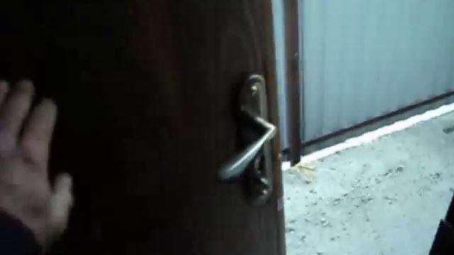 Металлическая дверь.