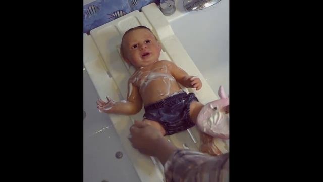 Купание силиконовой куклы реборн робота аниматроника.mp4