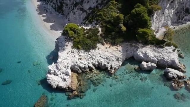 Очень красивая, нежная, расслабляющая музыка. Под дождем