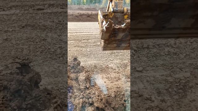 Как делать откос в черновую. #экскаваторщик #экскаваторы #откосы