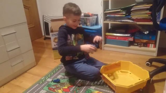 Арсен показывает новые Beyblade
