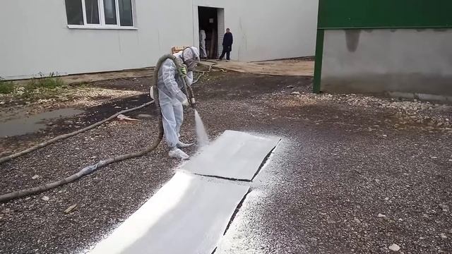 Напыление полимочивины на пенополиуретан.
