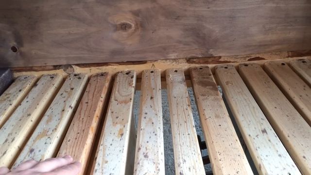 Деревянные клетки.