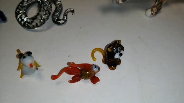 Коллекция фигурок с цветного стекла.