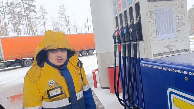 Москву заметает снегом!.Пора менять резину!