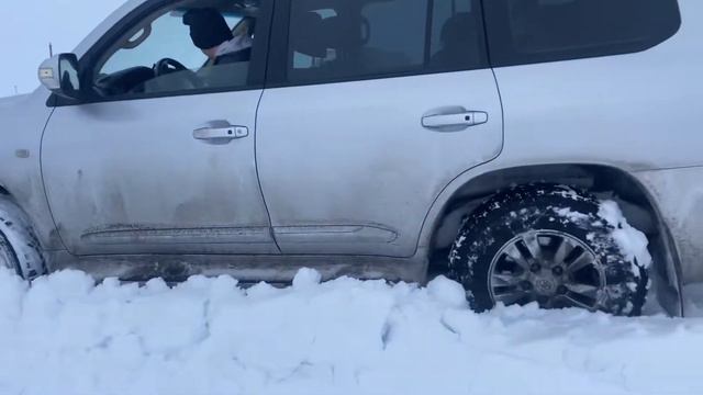Land Cruiser 200 против снега, повис на пузо немного.