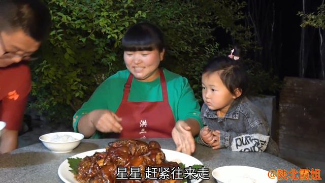 【陕北霞姐】150元6根猪蹄子，炖的软绵绵，蘸上蒜泥汁子，硬货吃的就是美！