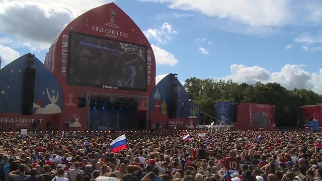 Встречаем героев! Болельщики приветствуют сборную России в Москве.