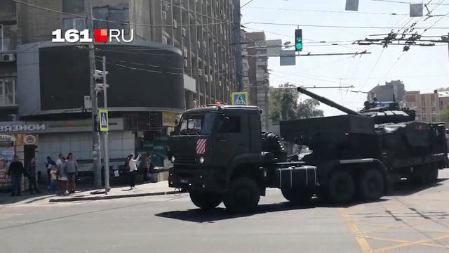 Военная техника едет с парада Победы по улицам Ростова