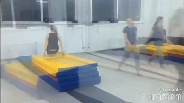 Кульбиты и перевороты, кувырки, стойки на руках и многое другое! Научим всему;)