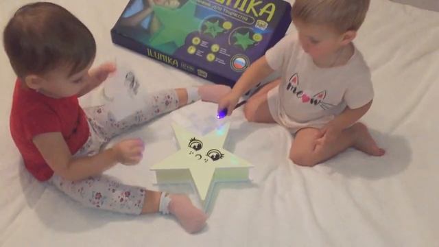 Новый ночник для творчества Илюмика! Рисуем светом в темноте! Видео для малышей