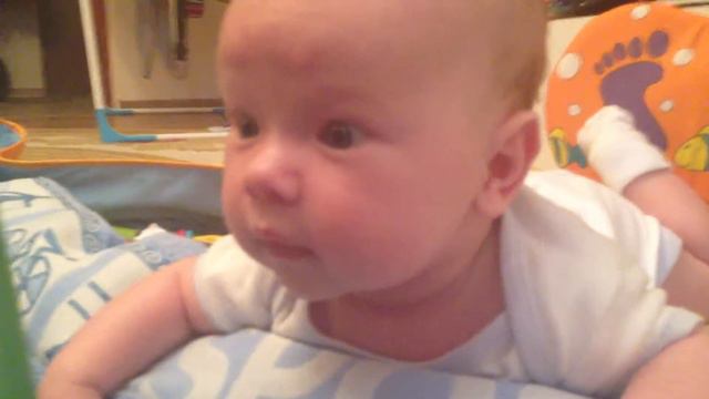 Миша на животике перед зеркалом