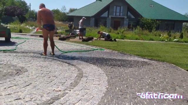 Мы сдали камень,сделали газон,начали ложить колонны