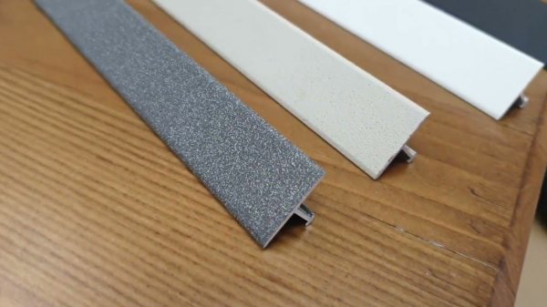 Алюминиевый  профиль ПТ-18 (79107PF7)  черный муар 2,7 м.