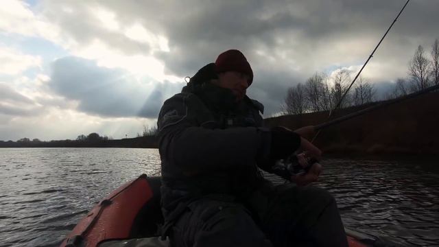 Китаец не выдержал мороза. Но рыбалка УДАЛАСЬ! ОКА на джиг