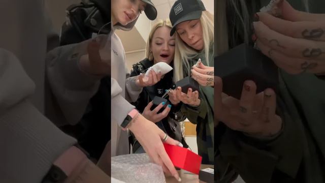 Распаковка посылки от подписчицы. Оля и Лариса Кравцовы и Крис Штрэфонд.