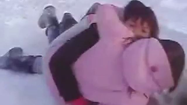 кувыркаются в снегу