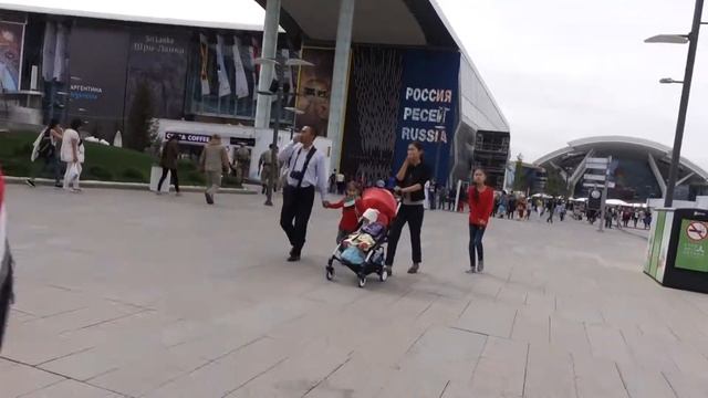 00020 EXPO   ЭКСПО 2017   ДЕВУШКИ ПОД ШАРОМ У ЦИРКА ДЮ СОЛЕЙ And The МИККИ