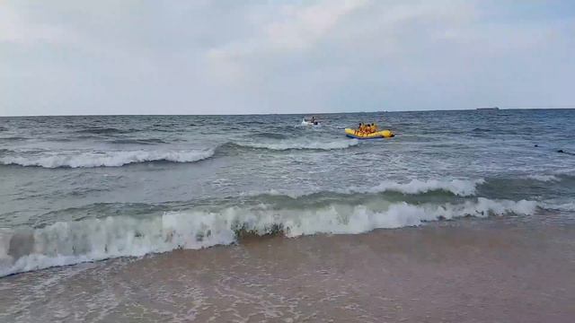 Катаемся на банане. Перевернулись