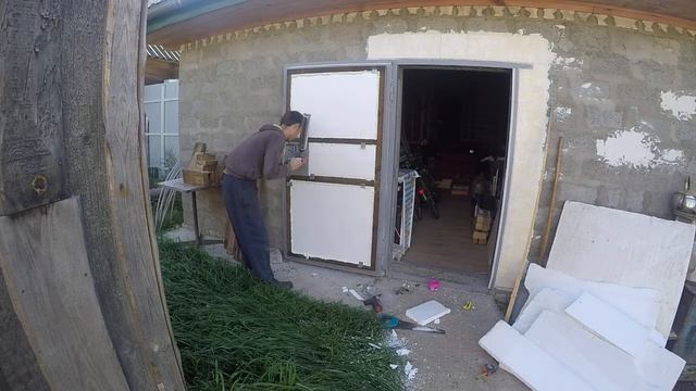 Окончательная работа по пенопласту на железной двери.