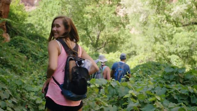 Прыжки со скал в озеро