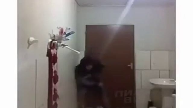 Мужик с котом ловит крысу