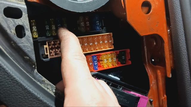 Audi Q7 2012 год ,3.0 TFSI , где находиться предохранитель прикуривателя ????