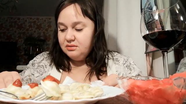 Мукбанг Не бывать мне худой // Пельмеши на ночь