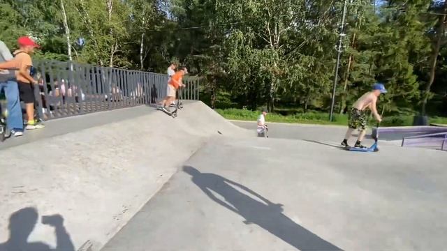 Итого розыгрыша/ трюки в скейт парке на самокате