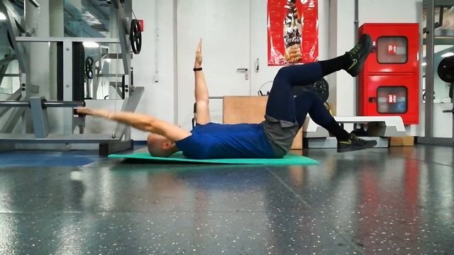 Dead Bug движение в ръцете и краката