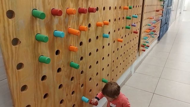 1 сентября. Гуляем по торгово-развлекательному центру. Светлояра научилась кататься на гироскутере!