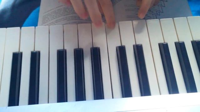 Брат играет первую мелодию