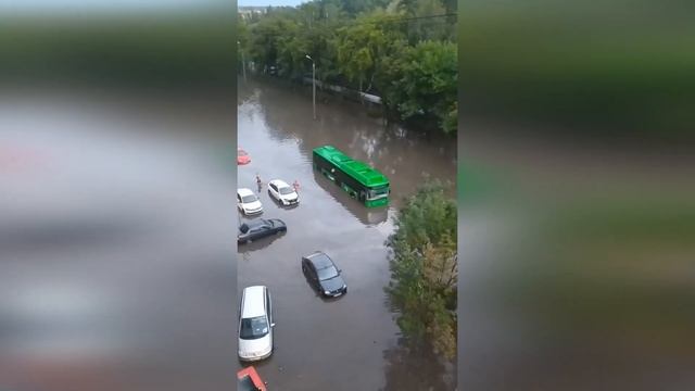 В Челябинске ливень с градом затопил дороги и торговый центр