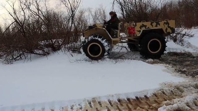 Вездеход Егерь выходит на лед.