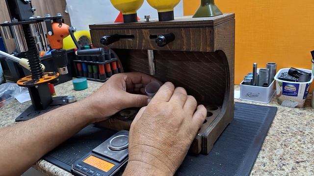 Дозатор пороха и дроби.