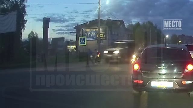 Сбил бабушку и внучку. Видео момента наезда