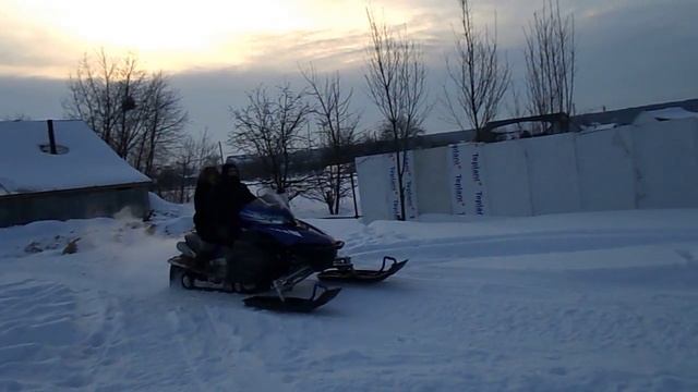 Бабуля катается на снегоходе