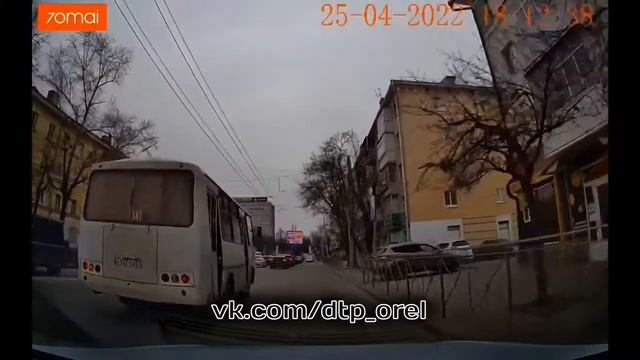 Ребенок едет поперек дороги .Куда смотрят родители?