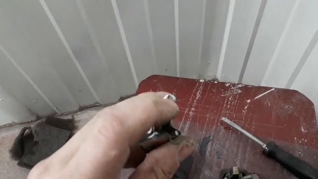 Ремонт дверей: снятие обшивки и замена ручек