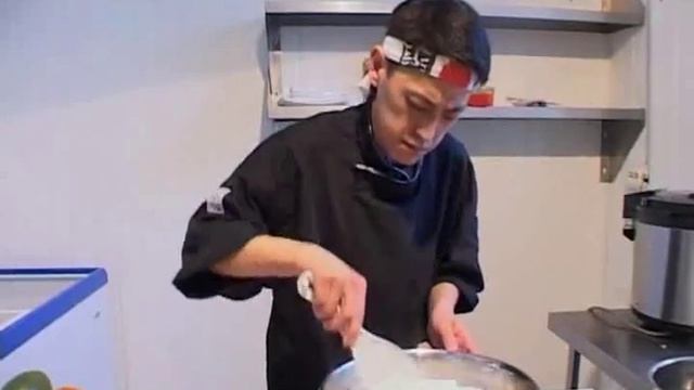 Смешивание риса с заправкой