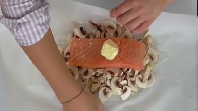 Семга с луком порей