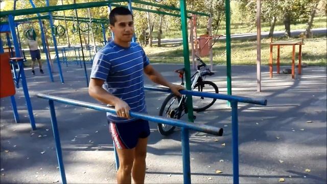 кувырок на брусьях